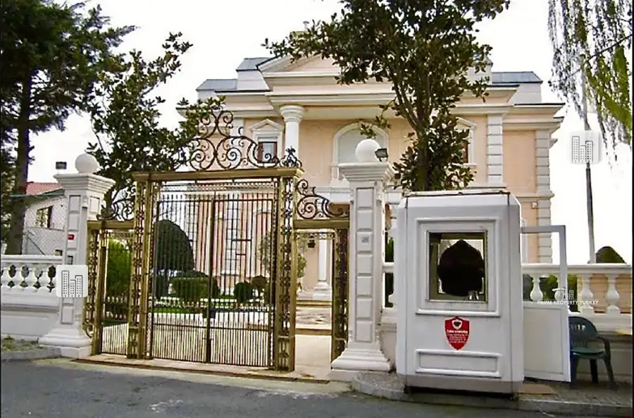 Mansion with decorations covered in 24-Carat Gold in Emirgan 10