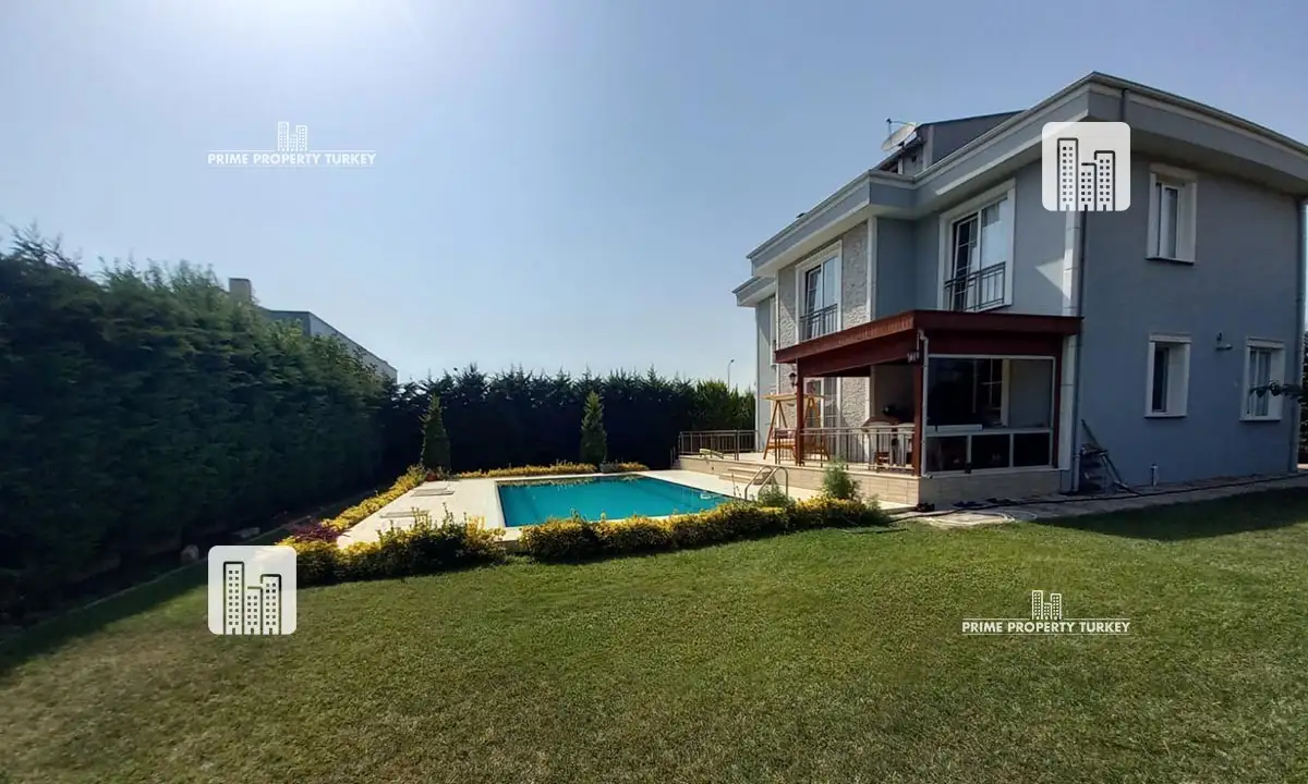 Spectacular Landscaped Villa for Sale in Buyukcekmece  0