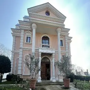 Mansion with decorations covered in 24-Carat Gold in Emirgan 0
